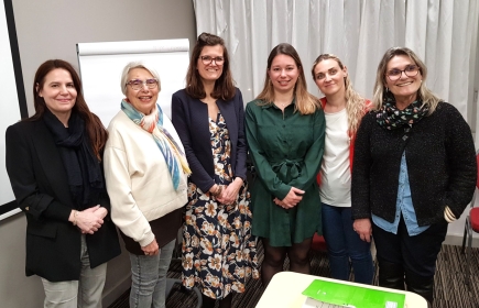 Josette Vignat avec Marie-Laure le Levreur et l'équipe soignante de l'EHPAD Montaigu